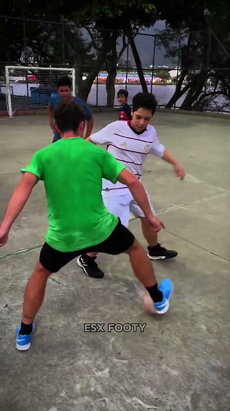 They couldnt stop him 😱🤯 #football #shorts #footballskills