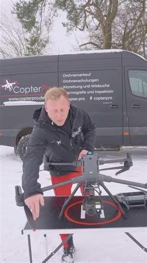 Copterpro.de | Experte für Wärmebild-Drohnen on Instagram: "Winterflug-Check! ❄️ #copterpro Fliegen bei Schnee & Minusgraden? Kein Problem – solange die Sonne scheint und die Luft trocken ist. 🌞 Aber Achtung: Je feuchter die Luft, desto höher das Risiko für Schneefall, Eisregen oder Nebel – und damit für Eisansatz an den Propellern ❌. Das kann die Drohne stören oder sogar zu Abstürzen führen! Tipps für sichere Winterflüge: 🔥 Akkus & Technik warm im Auto lagern 🔍 Drohne regelmäßig checken 🛡️ 