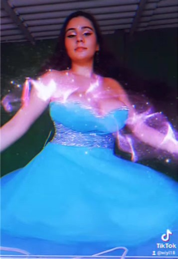 Probándome vestido de 15 años con estilo único