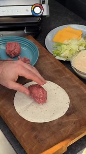 Werbung – Big Mac Tacos im OptiGrill XL von @tefal_dach 👉 mit dem Code BENNI20 bekommt ihr vom 14.-21.12.2025 bei Media Markt 20% auf den OptiGrill XL Hier das Rezept für 6 Tacos: 500 g Rinderhackfleisch 6 Wraps (klein) 6 Scheiben Cheddar Eisbergsalat gewürfelt 1 rote Zwiebel gewürfelt 6 Gewürzgurken gewürfelt Salz, Pfeffer Zutaten für die Big Mac Soße: 150 g Mayo 20 g Senf 8 g Gurkenwasser ½ Zwiebel gehackt ½ TL geräuchertes Paprikapulver ½ TL Worcestershire Sauce Salz, Pfeffer 1️⃣ OptiGrill X