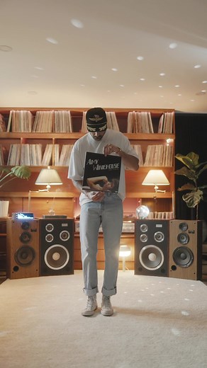 Let’s spin Back To Black by Amy Winehouse • • @Amy Winehouse • 🎥 @Sean 🎥 • • #amywinehouse #backtoblack #vinylnights #vinyl #record #recordcollection #fyp #music #musiclover #vintage