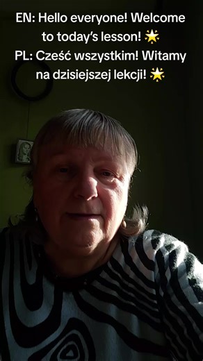 Zapowiedź lekcji EN: Today, we will learn four tenses in English using the verb “to buy”. PL: Dzisiaj przerobimy cztery czasy w języku angielskim, używając czasownika „to buy”: Present Simple – czas teraźniejszy prosty Past Simple – czas przeszły prosty Present Perfect – czas przeszły dokonany Future Simple – czas przyszły prosty Teraz płynnie przechodzimy do przykładów dla każdego czasu. 3️⃣ Przykłady zdań (po jednym dla każdego czasu) Present Simple: EN: I buy fresh vegetables every day. 🥦 PL