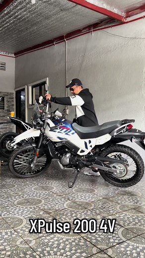 Easy One-Handed Motorcycle Turn with XPulse 200 4V