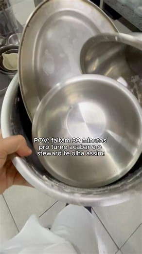 Pov: faltam 30 minutos pro turno acabar e o steward te olha assim 😂😂 #meme #cheflife #cozinha