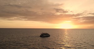 Join us for the only dinner cruise on the Big Island! Enjoy a Hawaiian-style dinner while we journey 12 miles down the Kona Coast to Captain Cook’s monument. Learn about the island's rich history while a local historian points out over 50 points of interest and historic sites. | Body Glove Hawaii