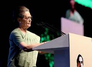 लेटर बम के बाद अब CWC ने अंतरिम कांग्रेस अध्यक्ष सोनिया गांधी को दिए और अधिकार