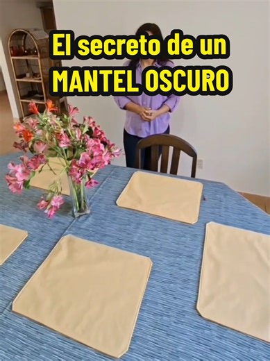 ¿Un mantel oscuro? Sí, puede ser elegante y práctico. Evita manchas y se lava fácil. Pero para que tu comedor no se vea apagado, combínalo con individuales claros que aporten luz y calidez 🌿🍊. Verás cómo tu mesa se convierte en la estrella de cada almuerzo o cena en familia. #ekdecor #decoracióndemesa #individuales #individualesdemesa #hechoamano