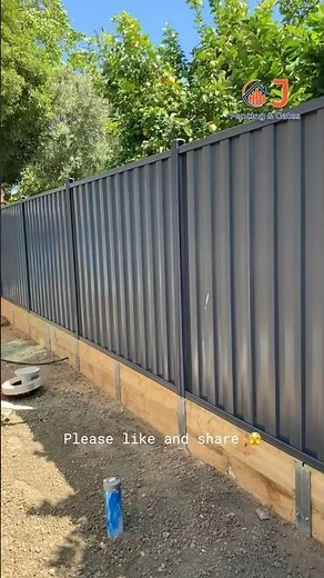 Colourbond fence over the top of timber retaining wall #diy #fencing #gardendesign #construction