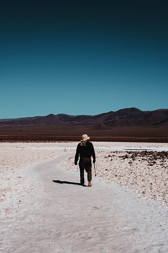 Save this destination to your bucket list 🇨🇱 And read this before planning your trip to Chile! The Desierto de Atacama is one of the most surreal places I’ve visited in the country. Bone-dry landscapes, vast salt flats, high-altitude lagoons, steaming geysers, and skies so clear they barely feel real — Atacama is the kind of destination where every day looks completely different from the last 🤍 HOW TO GET THERE & HOW LONG TO STAY The easiest route is flying into Calama and continuing about 1.