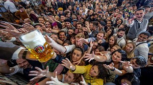 World's biggest Oktoberfest kicks off as boozers down pints in lederhosen