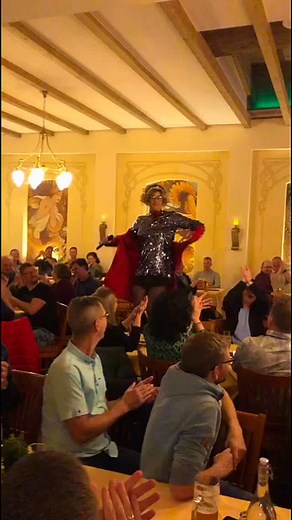 Stimmung zur Weihnachtsfeier in Torgau mit meiner aktuellen Single ,, WINNI WINNI WANNA WANNA“ ❤️🥳❤️ Vielen lieben Dank! 🎤 💋 Eure Süße Helga #schlager #comedy #entertainment #schlagerparty #stimmung #komikerin #comedyshow #show #entertainerin #berlinerschnauze #winniwinniwannawanna | Die Süße Helga
