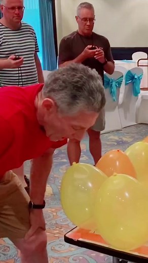 Most balloons burst with the mouth in one minute 🎈 64 by Ashrita Furman 🇺🇸 | Guinness World Records