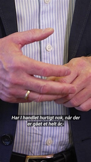 Guldborgsund Kommune var for første gang på besøg i Marianne Levys lejlighed i oktober sidste år, hvor skimmelprøver konkluderede, at der var sundhedsfare. Kommunen vurderede dog, at Marianne Levy kunne blive boende i lejemålet. Et år senere kom en advarslen fra Styrelsen for Patientsikkerhed. Kommunaldirektøren fastholder, at kommunen har handlet, som de burde. Kommunen har givet udlejer Flemming Ravn en ny frist til at få udbedret lejemålet i løbet af december. Du finder artiklen i kommentarfe