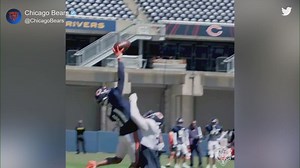 Darnell Mooney leaps for insane one-handed snag at Bears practice