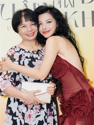 Chúc mừng ngày Quốc tế Phụ nữ 8.3 🌹 Phượng mong mọi người sẽ luôn hạnh phúc, luôn xinh đẹp và luôn là phiên bản tuyệt vời của chính mình. Và hãy cười thật nhiều nhé, vì chỉ cần bạn cười thì thế giới này sẽ không thể ngừng yêu thương bạn. #PhuongVu #DOPAEntertainment #NgayQuocTePhuNu