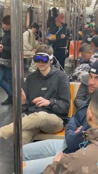 540K views · 10K reactions | Mê cái cách lập trình viên áp dụng công nghệ hiện đại để fix bug từ xa 嵐 | Code MeLy | Facebook