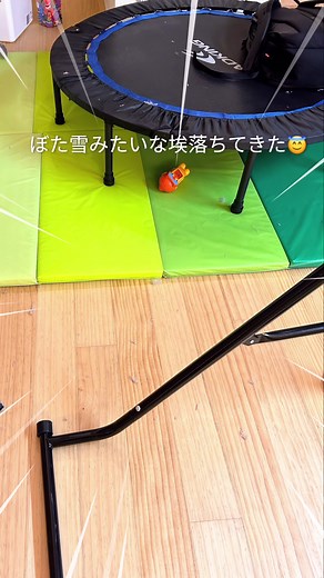 🌈シーリングファンの回転詳細はこちら⇩ みんなは夏と冬で回転を逆に変えたりしてる？よかったらコメントでおしえてね。 ・ファンの回転を上向きにすると、風が天井から壁を伝って部屋の周りに暖かい空気を送って空気を攪拌させる。 ・下向きにすると直接風を感じやすいから涼しい風を感じやすくなるよ。扇風機の風の感じ方とちょっと似てると思う。 上向きの風は冬向き、下向きの風は夏向き。 ただ、天井が高い場合や吹き抜けで高い位置にファンがある時は、上向きだと空気の攪拌が十分でない場合もあるから下向きにするのも良いみたい。 それをふまえて我が家ではファンの回転を季節で分けて、まだ入居半年だけど冬は上向きの風、夏は下向きの風にしてファンを回してみているよ。 今回逆回転させて下向きの風にしたら、確かにリビングにいても少し風を感じられて涼しく感じたよ。夏は下向きがやっぱりよかった！ 吹き抜けだから下向きのままの方がやっぱり空気が混ざるのかな？ 次の冬はこのまま下向きで弱運転にしてみようかなと思ってる。 みんなは夏と冬で回転を逆に変えたりしてる？ 読んで下さりありがとうございます！ ⁡ #後悔しない家づくり #快