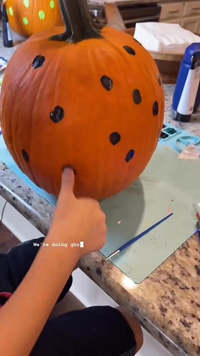 🎨👻 Thumbprint pumpkins, ghosts, witches, and cats — oh my! Grab some craft acrylic paint and turn your pumpkins into the cutest little Halloween characters using just your thumbprint! 🖐🎃 It’s the perfect fall craft for kids (or kids at heart). Get creative with witches, ghosts, pumpkins, or even bats — no carving mess required! 🧙‍♀️🦇✨ #PumpkinPainting #DIYHalloween #FallCrafts #HalloweenDIY #FamilyCrafts #ThumbprintArt #NoCarvePumpkins #StephsRealLife #CraftyKids #PumpkinDecor #SpookySeaso