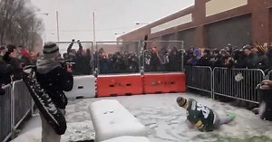 Bears Fans Booed & Laughed Uncontrollably When Packers Fan Fell On His Ass During Field Goal (VIDEO)