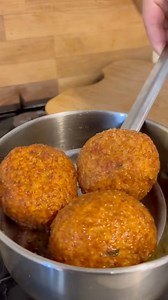 677K views · 4.7K reactions | Pulpeciki z czerstwego chleba z serowym sercem. Składniki: 500 g chleba Ok 350 ml mleka ( ilość zależy od stanu wysuszenia chleba ) 1 jajko, sól pieprz ząbek czosnku pęczek szczypiorku 5 łyżek parmezanu, żółty ser kilka kostek, olej do smażenia. #pulpeciki #chleb #niemarnuje #szybkoismacznie #przepis #przepisy #jedzenie #gotowanie #food #foodreels #cooking #cookingtime #cookingvideo #recipe | Ewa Szczesna - Gotuj prosto i z serca | Facebook