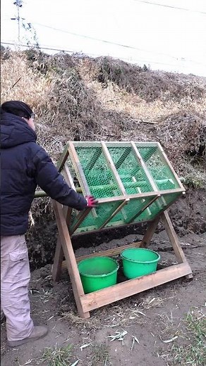 【DIY】自作した土ふるい機で土をふるう