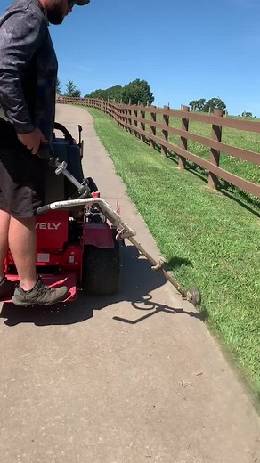 How do you edge your long driveways? #lawncare #lawncareservice #edging #fyp #4yp #xyzbca