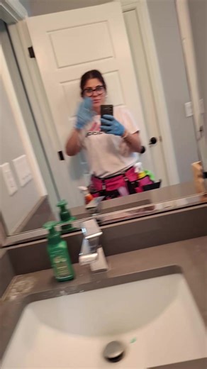 Regular cleaning 😊#cleaningmotivation #cleaningtiktok #cleaning #clean #winsor #ontario #lasalle #bellriver #videoviral #cleaninghouse #cleaningmode #cleaningbathroom #regularcleaning