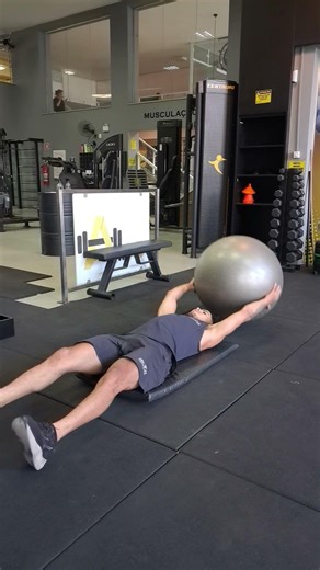 Abdominal canivete com bola de pilates.
