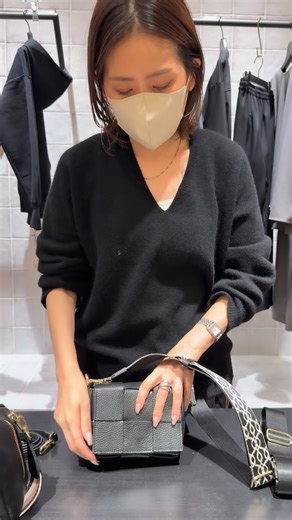 タカハシ on Instagram: "12/21 バッグの中身と 再入荷のテープショルダー♡ ずーーっと大人気のミニバッグ‼︎ 少しマチがあるので、見た目より使いやすそうです😳 別売りのショルダーも付け替えできるので 色んなシーンで使えるのも嬉しいですよね💜 こちらのかわいいミニバッグが coming soon です😆✨‼︎ …さすがに今日はチョコは入っていませんでした笑 現場からは以上です🫡 コーデの詳細はこちら⬇️ @credo_miki 商品のご購入、お問い合わせはこちらから⬇️ プロフィール欄より 🛒WEB STORE https://damp-grass-1583.stores.jpへ #姫路セレクトショップ#出勤コーデ#大人女子#セレクトショップ#推し活推し活されてるcredosanbiくれどさんび50代コーデ40代コーデ"