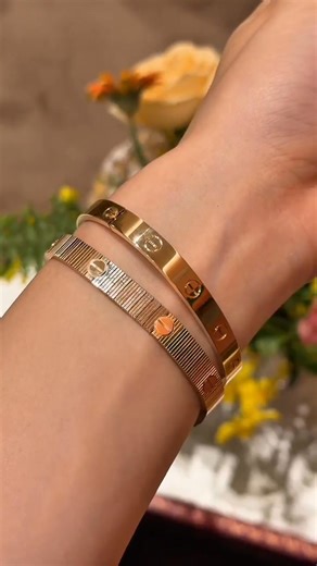 【高級品開箱｜Cartier Love Unlimited 全新進化登場】 Cartier 經典 Love 系列再進化，以更柔順的結構與流動線條，開啟愛的全新篇章💫 這次的「Love Unlimited 」以柔順線條與靈動結構重新詮釋「愛」的形狀，光影之間閃耀細膩光澤，貼合手腕的設計讓每一次佩戴都更自在。 更特別的是，新作能與另一枚手環扣合，甚至串接多枚成一體，讓愛不再被鎖定，而是能自由流動、彼此連結💖 #Cartier #LoveUnlimited #CartierLove #卡地亞 #高級珠寶 #LuxuryJewelry | 世界高級品
