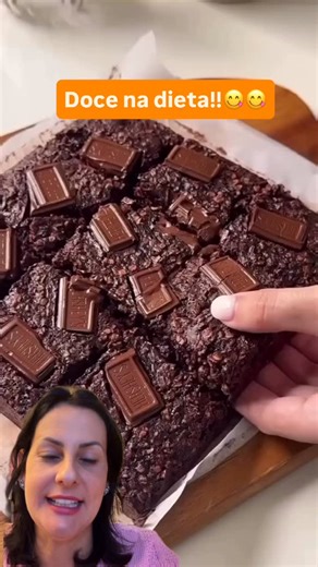 1.2M views · 15K reactions | Doce na dieta?? Esse pode sim!! 2 bananas maduras amassadas 2 ovos 1 xícara de aveia 1/2 xícara de leite 4 colheres de cacau em pó Mel a gosto Se preferir coloque gotas de chocolate, leve pra assar por 25 minutos a 180 graus e tá prontinho!! #dieta#diet#brownie#receitafacil  @receitasfitnessaqui | Sabor.dicas | Facebook