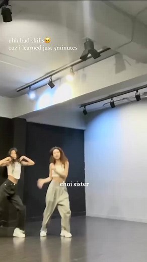 Choi Jungeun Dancing to 'Hype Boy' by NewJeans With Sister | ILAND2