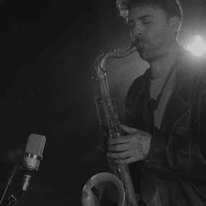 One of Poland's most innovative and unique electronic producers, Hatti Vatti, makes his debut on R&S Records. This instrumental album is brimming with experimental jazz electronica and offers a diverse array of compositions that transcend genre boundaries, incorporating influences from the Japanese ambient scene, krautrock, jazz, and dubby UK-bass. Out now: https://fanlink.tv/Hatti_Vatti_Zeit | R&S Records