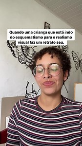 Você já recebeu um retrato seu feito por uma criança entre 4 e 7 anos de idade? O desenho infantil percorre três fases principais, conforme proposto por Jean Piaget. Na fase pré-esquemática, também conhecida como garatuja (até 2 anos), as crianças fazem rabiscos sem representação simbólica clara. Na fase esquemática (2 a 4 anos), surgem formas básicas e representações simbólicas simplificadas. A transição para o realismo visual (4 a 7 anos) é marcada pelo interesse crescente por detalhes e pela 
