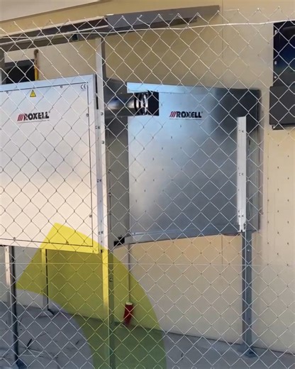 Creating optimal conditions in modern poultry production starts with smart, reliable equipment. At Agrícola Salvadó Novell in Tornabous, Spain, a 120 m x 20 m broiler house for 44,000 birds showcases what happens when smart farm design meets high impact technology. Fully equipped by New Farms with premium Roxell systems, this house is built around one goal: creating the perfect environment for consistent, high performance results. A standout in this setup is our Siroc Sterling Outdoor heater, en