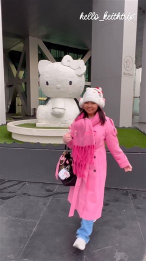 Keith Trix Hello Kitty Lover 🎀 on Instagram: "Hello Kitty lovers, this one’s for you! 🎀✨ Vibing with my pink coat and the cutest Hello Kitty statue in NYC 🗽 📍Location: 17 State Street NYC, (across Battery Park) 🧑‍🎨Artist: Tom Sachs FOLLOW FOR MORE HELLO KITTY FINDS… #hellokitty #hellokittynewyork #hellokittystatue #hellokittylover #hellokittytravel"