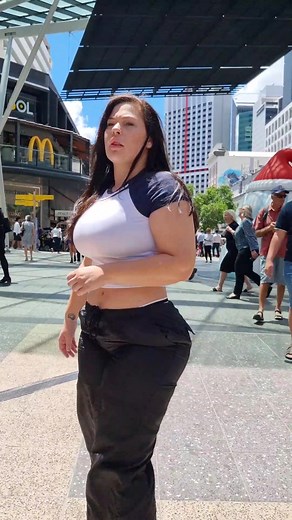 Mandy Lee (@fashiondailywalks)’s videos with original sound - Mandy Lee