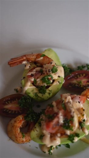 Let’s make this delicious avocado and prawn salad with a spicy mayo sauce. It’s versatile and easy to make 😁👌🏽. Ideal as a starter. Green-skinned and dark-skinned avocados 🥑 are available in South Africa almost all year round and whichever colour avo you choose, they’re all equally delicious, nutritious and good value for money too! AVOS ARE: • High in energy • High in heart healthy fats • High in vitamin K Here is the full recipe below : Ingredients 1 avocado 6 cocktail tomatoes, halved Fre