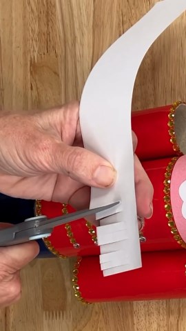 Grab a Pringles can for this holiday hack! 😱