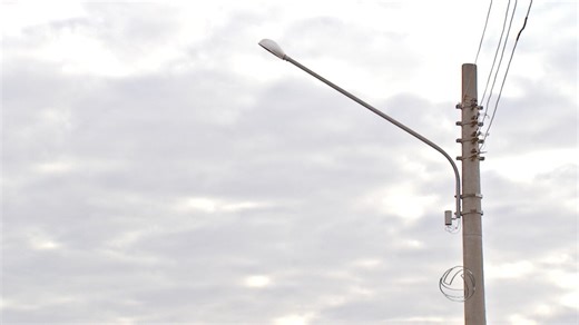 Após reclamação, poste com haste de iluminação invertida é arrumado