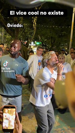 El centro baila mientes traiciona a la izquierdaSiempre son tan vendidos y traidores los del centro? 🐷