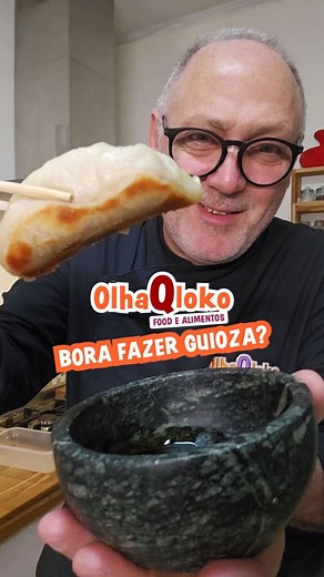 Como fazer Guioza 👇👇 Para a massa: 👇👇 1 xc de farinha de trigo 1/2 xc de água fervida 1 pitada de sal Sove por 10 minutos, depois embale em plástico filme e leve para a geladeira por 30 minutos. Depois faça um rolo de 3cm de espessura, corte em porções de aprox. 3cm x 3cm. Abra os discos em superfície enfarinhada, utilizando um rolo de macarrão como mostro no vídeo. Para o recheio: 👇👇 1 cenoura ralada 1 abobrinha ralada 1/4 de repolho bem fininho 1 cebola roxa bem fininha Sal e pimenta do 