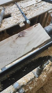 El principal obstáculo de tornear madera pino son estos nudos , que son tan duros que hasta pueden romper la herramienta #carpinteria #muebles #torno #maderasymuebles | Artesanía luathi-mobiliarios para eventos y mas