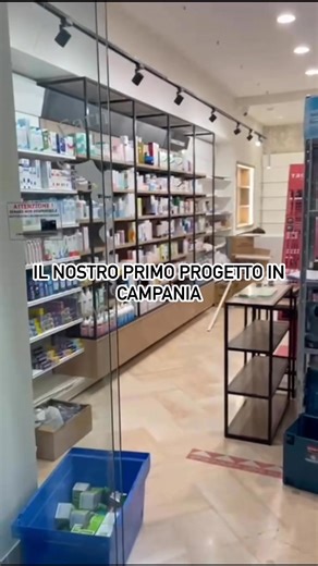 WORK IN PROGRESS Farmacia Manni – Cicciano _NA Un cantiere complesso, nato dall’esigenza di realizzare un RESTYLING attento e mirato: un progetto che puntasse a migliorare e valorizzare gli spazi interni senza stravolgere l’identità della farmacia. Un disegno preciso, fatto di interventi pensati per portare un nuovo stile, più contemporaneo e funzionale, ottimizzando al massimo tempi e risorse. L’organizzazione del cantiere prima, e il montaggio degli arredi ora, hanno richiesto attenzione, pres