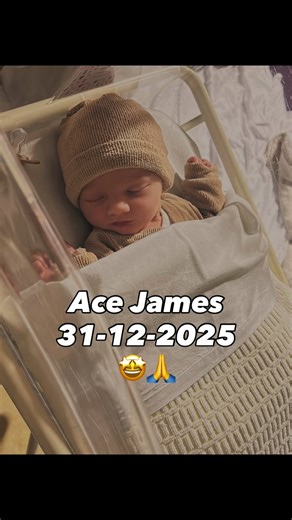 Ruby | Coach voor vrouwelijke ondernemers🌸 on Instagram: "Wouw… dan opeens ben je oma! Oma worden is zoveel meer dan ik ooit dacht.. De liefde is niet te beschrijven, de nieuwe rol staat me goed, en het voelt waanzinnig !!! Mn kleine vriendje is geboren op de laatste dag van t jaar… zo bijzonder om 2025 zo af te sluiten en 2026 te starten.. Meer dan bijzonder allemaal Lieve @davebrouwer_ en @bo_vandijk dank jullie wel dat ik Ace z’n oma mag zijn ❤️😍🙏 #oma #rubyididit #nieuweuitdaging #trotsop