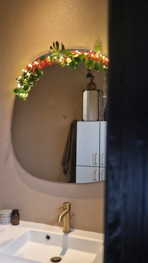 DIY spejl-dekoration til jul8 – nemt, billigt og hyggeligt! ✨ Jeg har lavet denne fine dekoration til mit spejl – kun med grene fra haven 🌿 Sådan gør du: 1️⃣ Saml et par smukke grene udenfor 2️⃣ Bind dem sammen med ståltråd 3️⃣ Hæng dem op på spejlet med en sugekop-krog 4️⃣ Tilføj evt. en lyskæde for ekstra hygge ✨💡 Et simpelt lille projekt, der giver dit hjem et naturligt og personligt udtryk 💚 | conscious.dk
