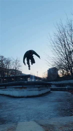 Benni Grams - Leichtfüßig durchs Leben on Instagram: "Late Night Session – die sounds sind einfach Musik in meinen Ohren 🫠 Handy zu Hause lassen, nur Schlüssel + Kamera in die Tasche und schön in der Kälte n Stündchen Präzis ballern – wie Urlaub für mich. 🙌 #Parkour #freerunning #stuggi #pk4life #djiosmoaction"