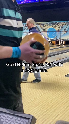 @bowlingo300 shooting 280 with his gold belmo spare ball 😨 @jbelmo #bowling #househackbowling #bowlingtiktok #fyp