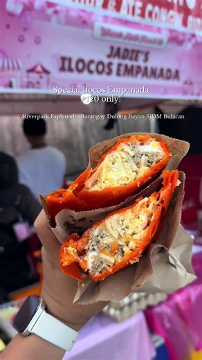 Hindi lang malaki… siksik talaga. 👀 Our Special Ilocos Empanada — loaded with fillings and freshly made every time. Marami sa customers namin ang nagsasabing “pamalo” daw ito dahil sa laki at sa siksik ng laman — sila na po ang nagsabi, hindi kami. 😅 If nag-crave ka after seeing this, we’re available today at Riverpark Esplanade. 🕓 4PM–10PM 📍 Riverpark Esplanade, Brgy. Dulong Bayan See you there! 🧡 #ilocosempanada #streetfoodph #foodtripph #cravingsph #empanadainbulacan
