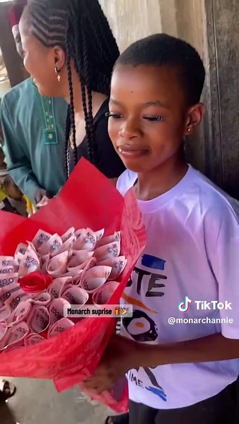 Our client ask us to help her suprise🎁🎉 her cute sister on her birthday and this is the result🥰❤️…Happy birthday🎂🍷 baby sis🥰.#suprise #monarchsuprise #fyppp #giftideas #giftforher #suprisevisit #viral_video